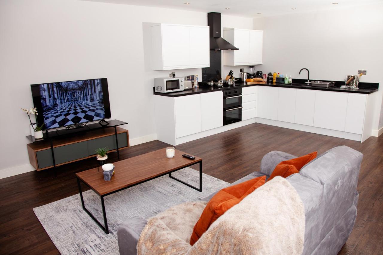 High Life Serviced Apartments - Old Town Суиндън Екстериор снимка