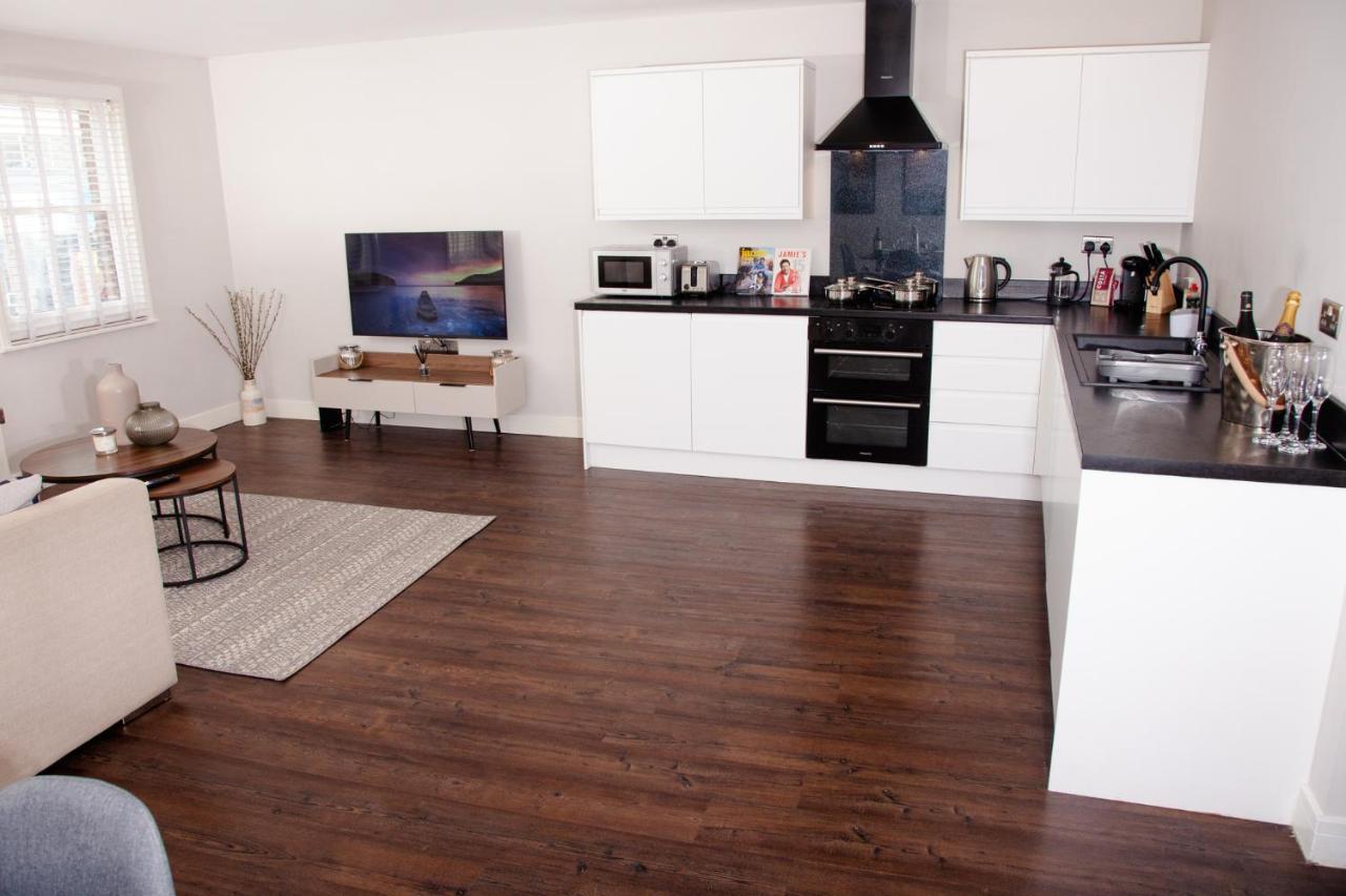 High Life Serviced Apartments - Old Town Суиндън Екстериор снимка